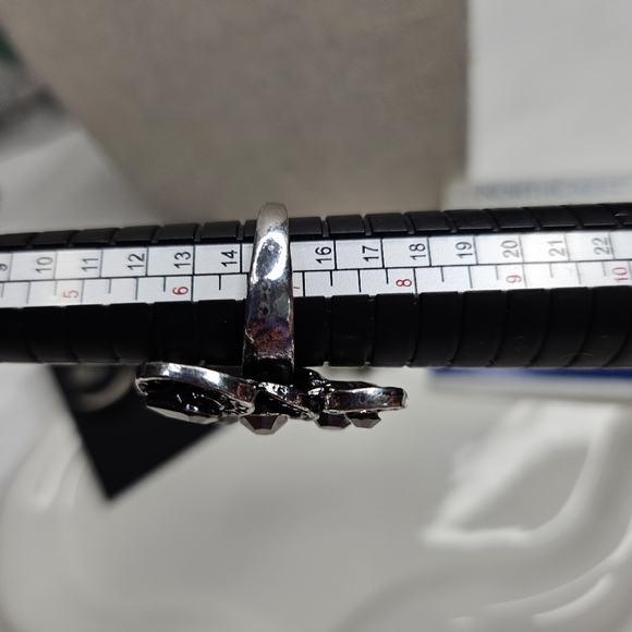 Women's Set of 2 Pairs of Earrings 2 Rings Lot of 4 Pieces Silver Tone - Picture 12 of 12